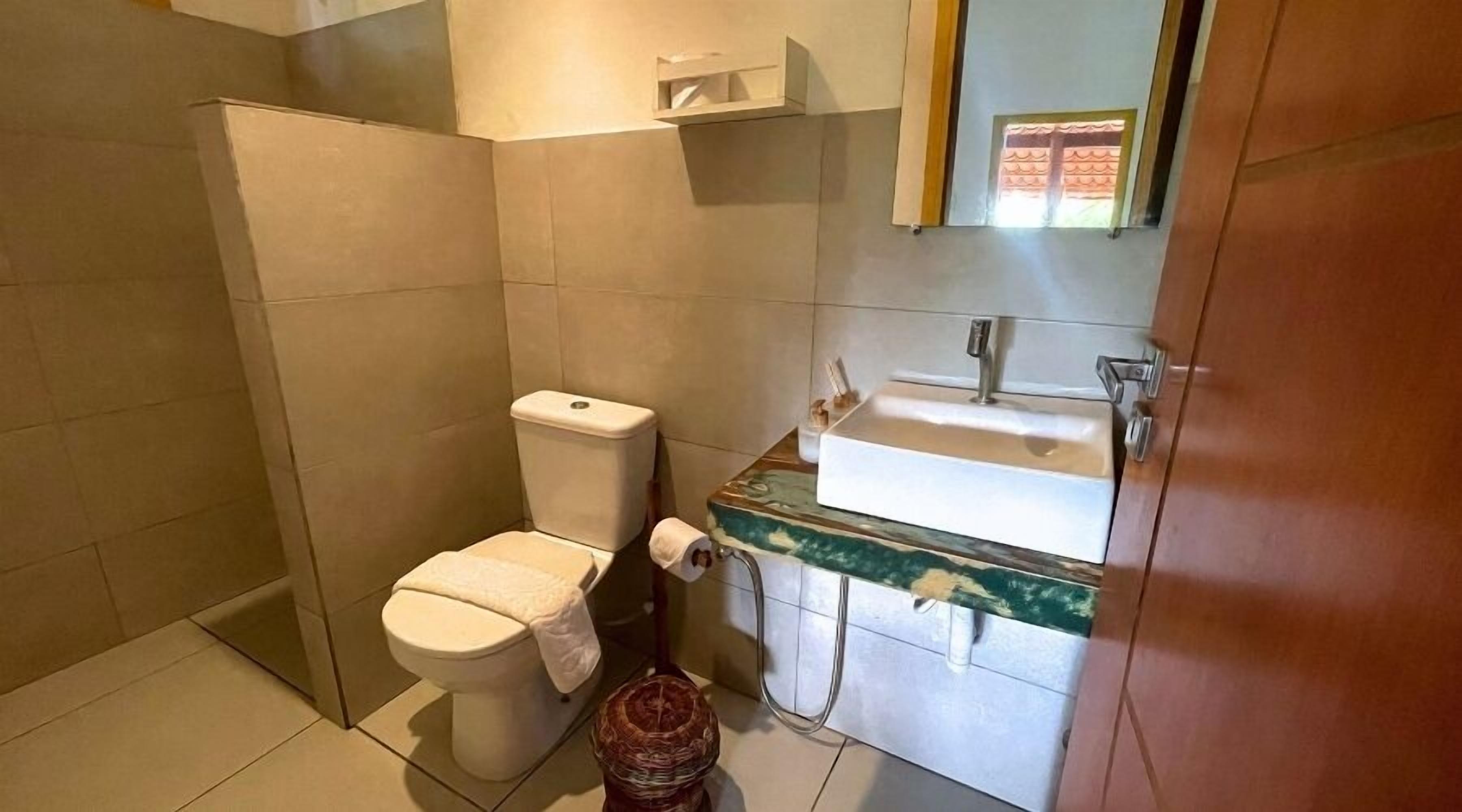 Superior Suite, 1 Double Bed, Balcony, Garden View | Bathroom | Shower, towels, soap, shampoo