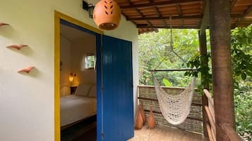 Suíte superior, 1 cama de casal, sacada, vista para o jardim | 1 quarto, cortinas blackout, Wi-Fi de cortesia, roupa de cama