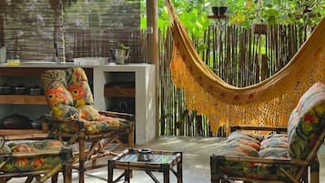 Kjøleskap, ovn, hurtigmikser og kjøkkenutstyr