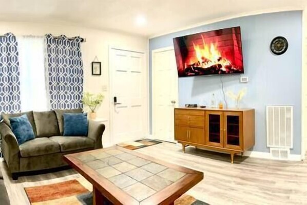 TV - Cozy Thomasville Stay-Fast WiFi & Private Carport (Thomasville)