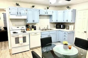 Fridge, microwave, oven, stovetop - Cozy Thomasville Stay-Fast WiFi & Private Carport (Thomasville)