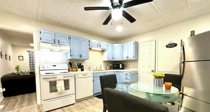 Charming 2-bedroom apartment in amazing Thomasville with AC, WiFi