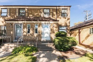 Exterior - Charming Oak Park Retreat (Oak Park)