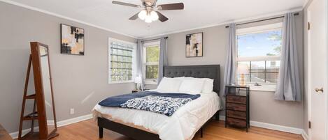 2 室のベッドルーム、デスク、アイロン / アイロン台、WiFi