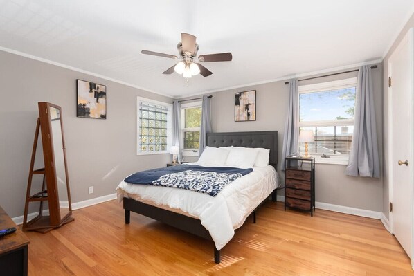 2 bedrooms, desk, iron/ironing board, WiFi - Charming Oak Park Retreat (Oak Park)