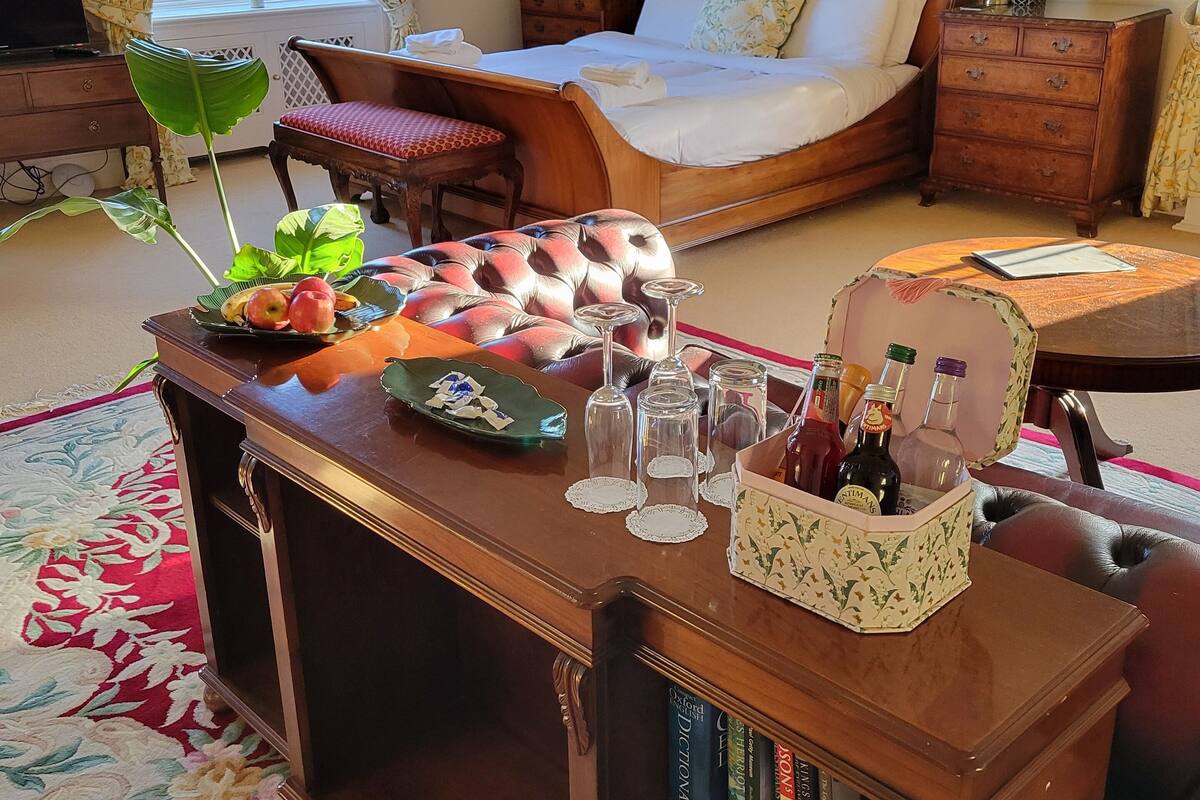 Deluxe Suite, Garden View | Premium bedding, in-room safe, desk, laptop workspace