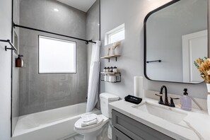 Hair dryer, towels, soap, shampoo - 10 Minutes from NRG, 3BR-3BA, Free Parking (Houston)