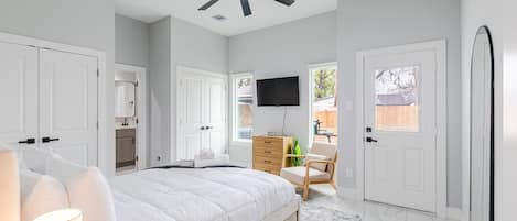 3 bedrooms, desk, iron/ironing board, travel crib