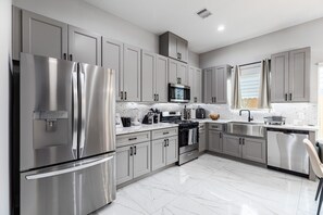 冰箱、微波炉、烤箱、炉灶