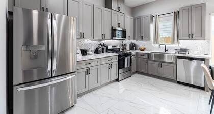 Upscale 3Br/3Ba Home, near Stadiums/Downtown Houston/Restaurants/Free Parking!