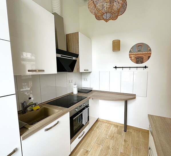 Fridge, oven, stovetop, dishwasher