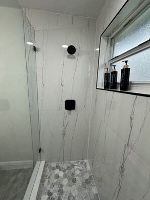 Haartrockner, Handtücher, Seife, Shampoo