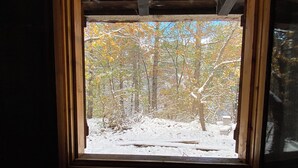 A window with a view of a snowy forest. - Woods etna chalet (Sicilia)