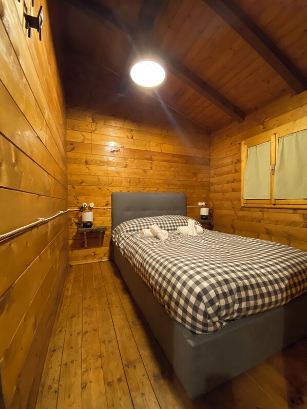 2 bedrooms, travel cot, free WiFi, bed sheets