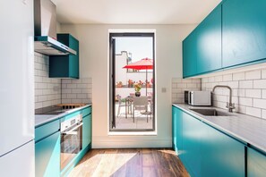 Kühlschrank, Mikrowelle, Ofen, Herdplatte