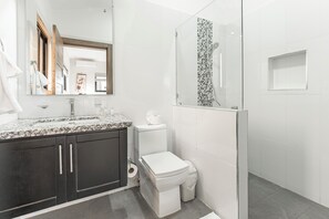 Regadera, toallas, jabón, papel de baño 