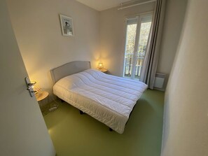 2 bedrooms, iron/ironing board