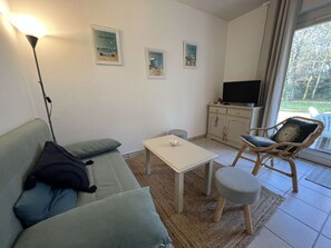 Téléviseur, table de ping-pong
