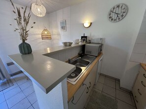 ثلاجة، ميكروويف، موقد طهي مسطح، غسالة أطباق