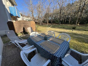 Outdoor dining - 052 - Terraced house pleasantly located in the heart of a wooded park (SOULAC SUR MER)