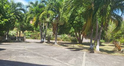 Quiet, charming 2-bedroom apartment with AC, WiFi in lovely Fort Jeudy