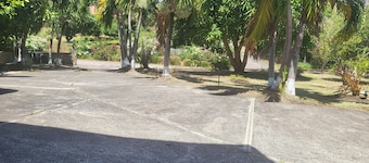 Quiet, charming 2-bedroom apartment with AC, WiFi in lovely Fort Jeudy