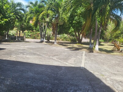 Quiet, charming 2-bedroom apartment with AC, WiFi in lovely Fort Jeudy