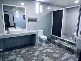 Ducha, artículos de tocador gratuitos, pantuflas, toallas