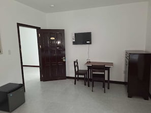 Deluxe Room | Desk, laptop workspace, blackout curtains, soundproofing - Day & Night Hotel Belmopan (Belmopan)