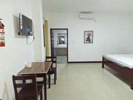 Escritorio, espacio para trabajar con laptop y cortinas blackout