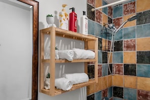 Sèche-cheveux, serviettes fournies, savon, shampoing