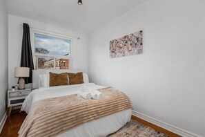 2 bedrooms, desk, iron/ironing board, WiFi - 2BR Retreat | Free Parking | WiFi | Workspace (Toronto)