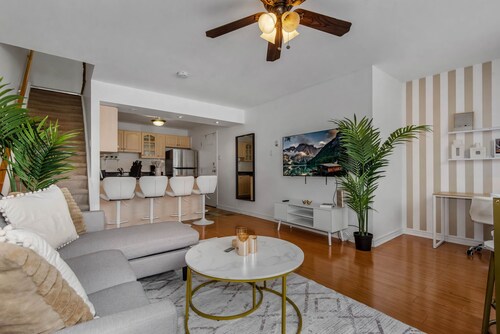 2 Bed + Walk to Beach + Work Desk + TTC + Parking