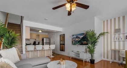 2 Bed + Walk to Beach + Work Desk + TTC + Parking