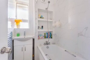 Séchoir à cheveux, serviettes fournies, papier de toilette