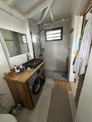 シャワー、タオル、トイレットペーパー