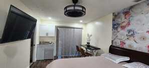 1 habitación, tabla de planchar con plancha, wifi gratis y ropa de cama