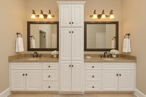 Hårføner, håndklær, såpe og toalettpapir