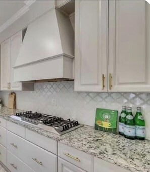 Een koelkast, een magnetron, een oven, een kookplaat