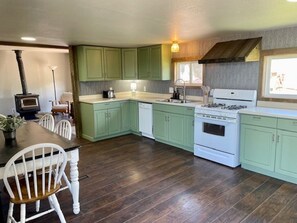Fridge, microwave, oven, dishwasher - Recently remodeled family home with large fenced in back yard, Full size kitchen, 2 full bathrooms, Bedroom 1 has a king size bed, Bedroom 2 has a queen size bed. The flex space has a trundle bed with 2 twins. (Philipsburg)