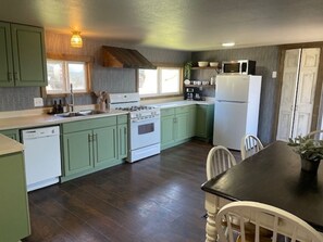 Kylskåp, mikrovågsugn, ugn och diskmaskin