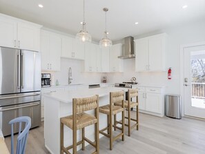 Een koelkast, een microgolfoven, een oven, een kookplaat