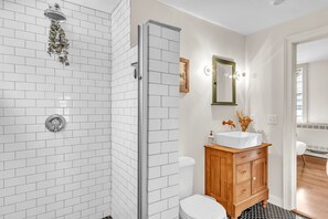 Dusche, Haartrockner, Handtücher, Seife
