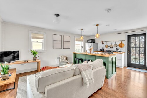 Little City Brick Apartment A - cozy, modern apartment in downtown Vergennes