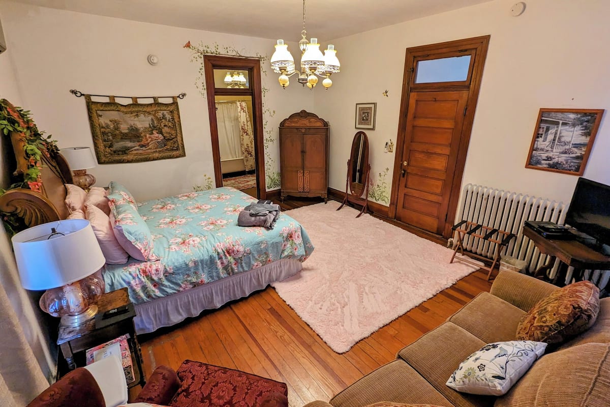 Single Room, Courtyard View