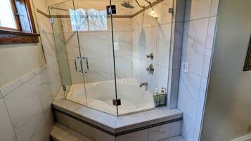 Deluxe-Suite, Terrasse | Badezimmer | Haartrockner, Handtücher, Seife, Shampoo