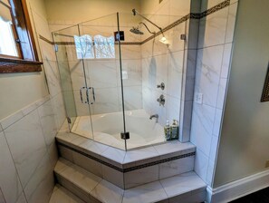 Suite Deluxe, patio | Salle de bain | Sèche-cheveux, serviettes fournies, savon, shampoing