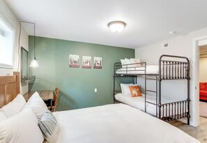 5 Schlafzimmer, Schreibtisch, Bügeleisen/Bügelbrett, kostenloses WLAN
