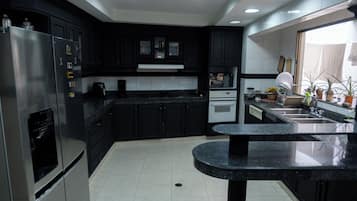 Refrigerador con congelador, microondas, horno y utensilios de cocina