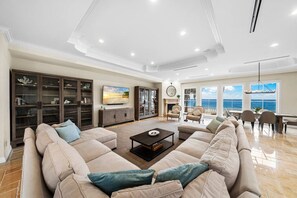 Smart-TV, peis, bordtennis og bøker